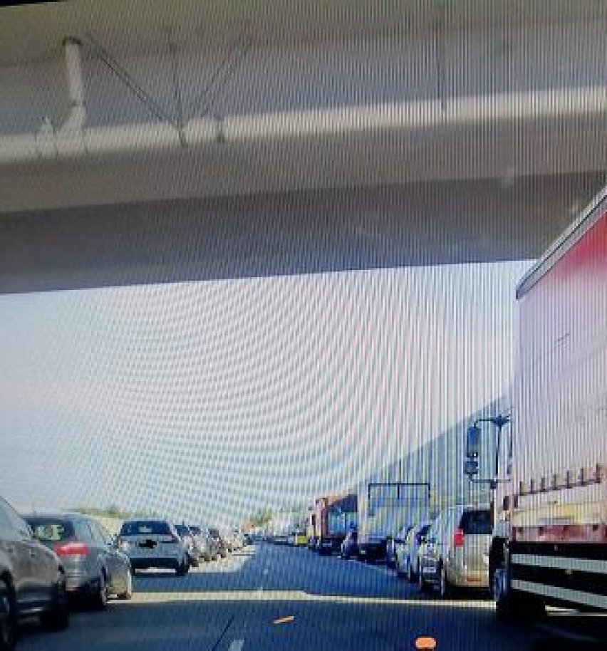 Sieradzka policja dziękuje kierowcom za „korytarz życia” na S8 utworzony, gdy na trasie doszło do wypadku (zdjęcia)