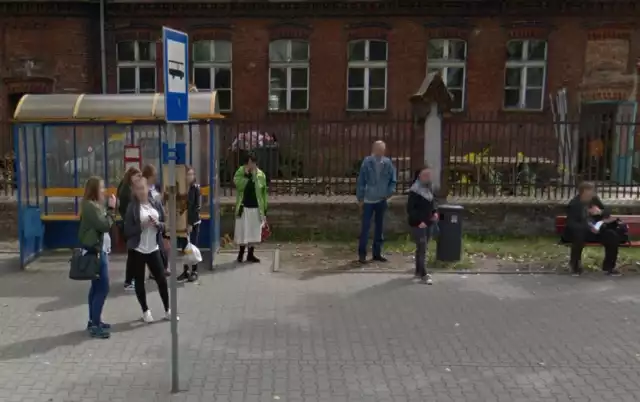 Ulica Sienkiewicza w Sieradzu na Google Street View. Zobacz galerię zdjęć. A może poznajesz osoby znajdujące się na zdjęciach? Zdjęcia pochodzą z lat 2012, 2013, 2017 i 2018.