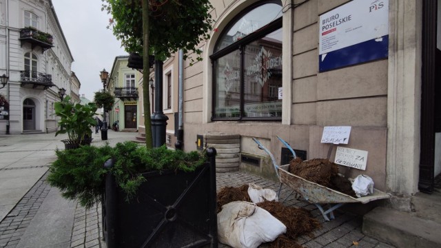 Protest rolników, Piotrków: Taczki pełne gnoju pod biurami poselskimi w Piotrkowie