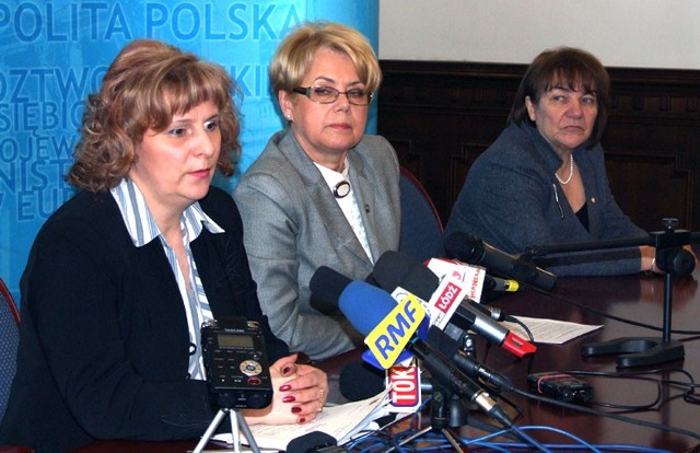 Wojewoda łódzki Jolanta Chełmińska (w środku) zapowiedziała złożenie skarg na 9 uchwał dotyczących zamiaru likwidacji szkół w zespołach w WSA, wnosząc o stwierdzenie ich nieważności.
