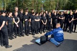 Policjanci odwiedzili uczniów klasy policyjnej przebywających na obozie szkoleniowym w Garczynie