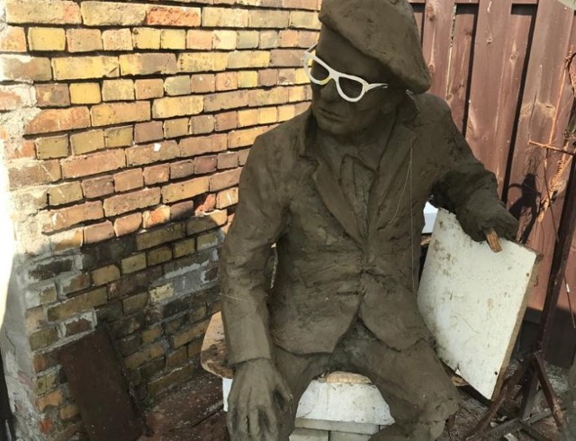 Alf Kowalski to wyjątkowy mieszkaniec Międzyrzecza. Jest patronem ulicy, muzeum, które stworzył, a teraz będzie miał swój pomnik. Rzeźbę stworzył Michał Bajsarowicz