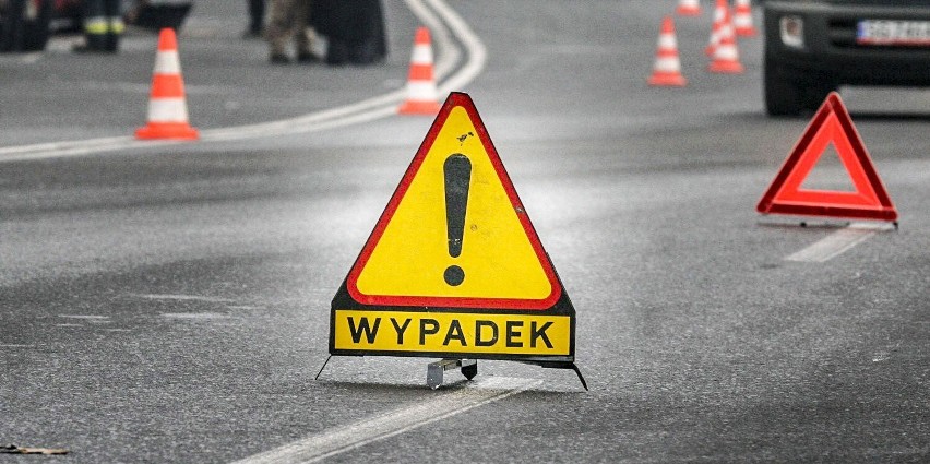 Wypadek na DK 1 koło Radomska. Kierująca bmw doprowadziła do czołowego zderzenia