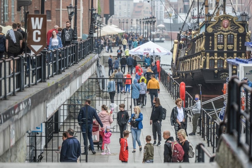 Mieszkańcy i turyści na ulicach Gdańska
