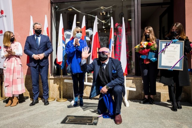 W Bydgoszczy odbyła się uroczystość odsłonięcia Bydgoskich Autografów. Swoje pamiątkowe wzory podpisów na ulicy Długiej zostawili wybitni bydgoszczanie. 

Prof. dr hab. n. med. Aleksander Araszkiewicz odsłania tablicę ze swoim podpisem.