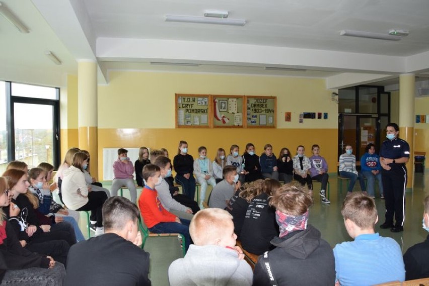 Policjanci rozmawiali z uczniami w Leśniewie o odpowiedzialności karnej nieletnich