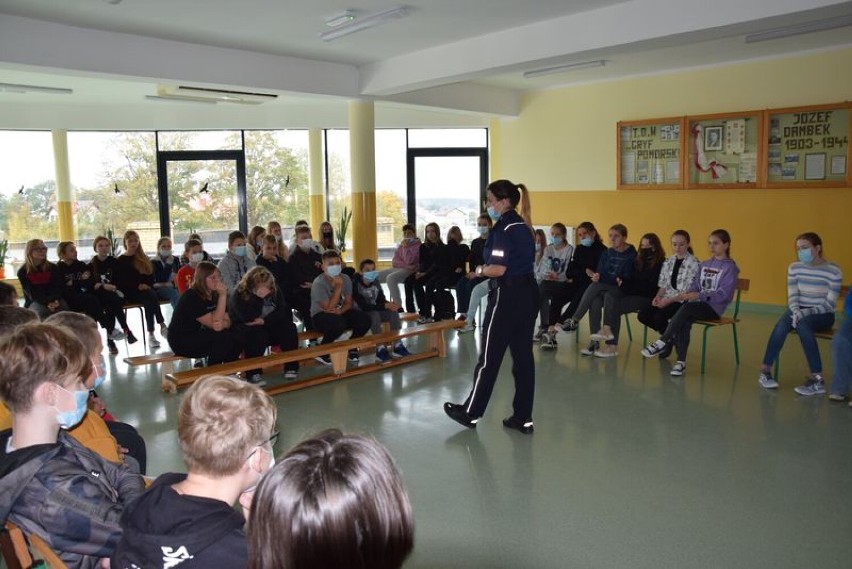 Policjanci rozmawiali z uczniami w Leśniewie o odpowiedzialności karnej nieletnich