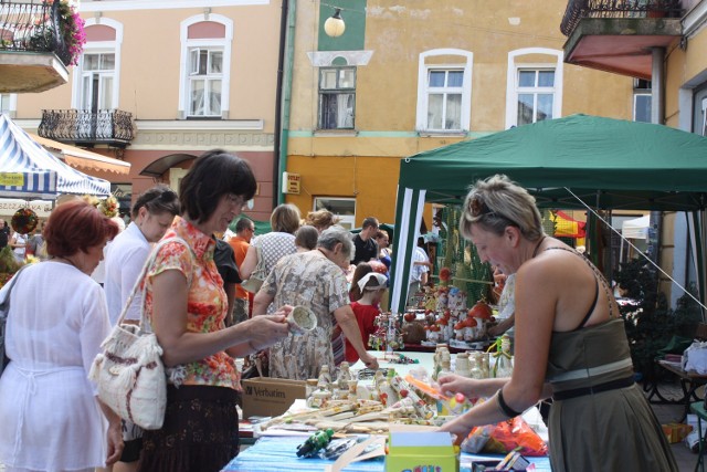 Sanocki Jarmark jest spadkobiercą tradycji Jarmarku Ikon jednej ze sztandarowych imprez organizowanych przez Urząd Miasta Sanoka. W początkowym zamierzeniu impreza miała eksponować przede wszystkim sztukę ikonopisarską, z której słynie nie tylko Sanok, ale także całe Bieszczady. Z czasem jarmark przekształcił się w święto wszystkich artystów i rękodzielników, których w Bieszczadach jest szczególnie wielu.