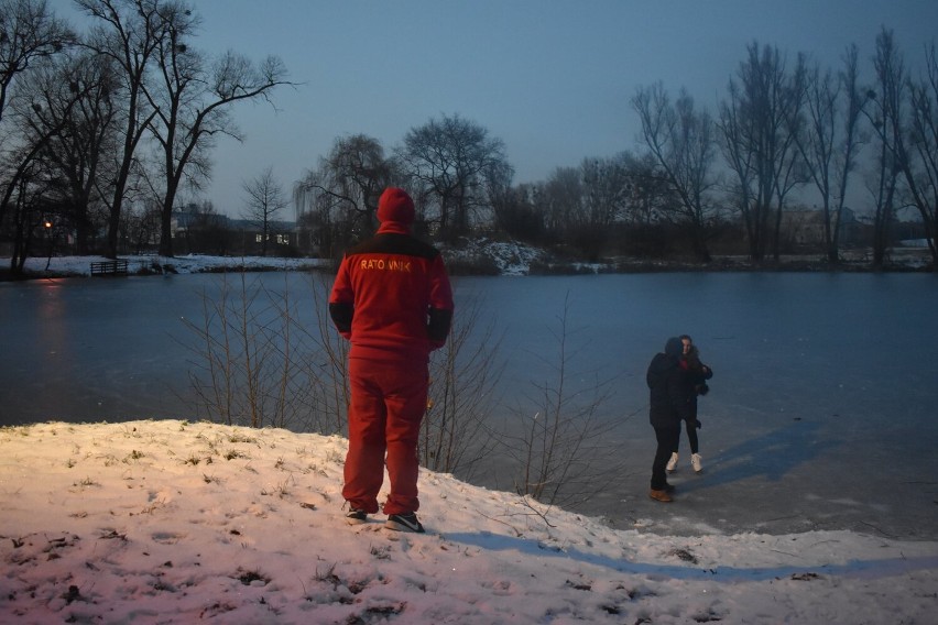 Ratownicy ostrzegają przed wchodzeniem na zamarznięte zbiorniki wodne