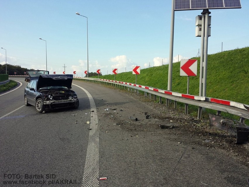 Wypadek bmw w Bielsku-Białej na S69. Kierowca wpadł w poślizg i uderzył w busa z kapelą [ZDJĘCIA]