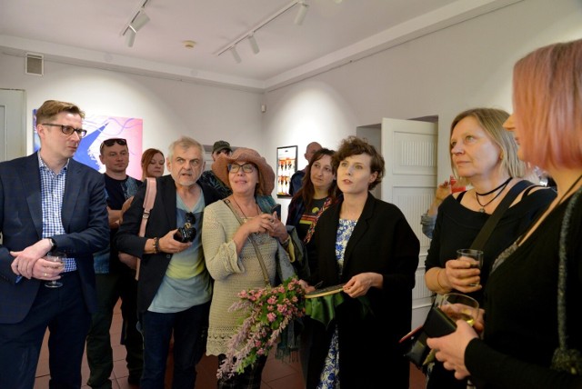 Podczas wernisażu gościom o swoich pracach opowiadała artystka Magdalena Leśniak. Z lewej kurator wystawy Jan Przypkowski.
