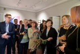 Wystawa "Cnoty niewieście" Magdaleny Leśniak już otwarta w Jędrzejowie. Wielu gości na wernisażu w Muzeum imienia Przypkowskich
