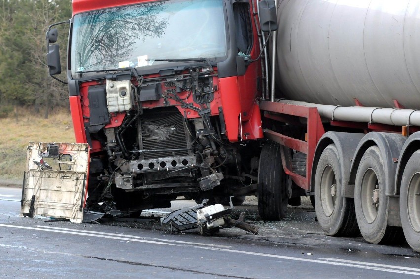 W Bogucinie zginęły dwie osoby: Ford zderzył się z ciężarówką (ZDJĘCIA)