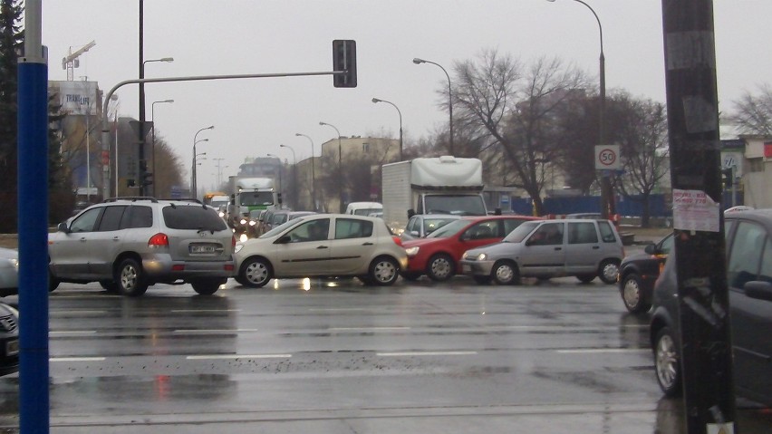 Awaria sygnalizacji świetlnej na skrzyżowaniu ulic Rzymowskiego i Postępu (ZDJĘCIA)