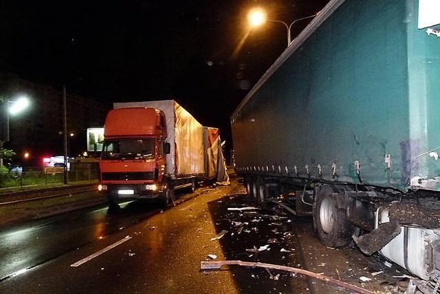 W nocy z wtorku na środę w Łodzi na ulicy Zgierskiej doszło do zderzenia dwóch ciężarówek.