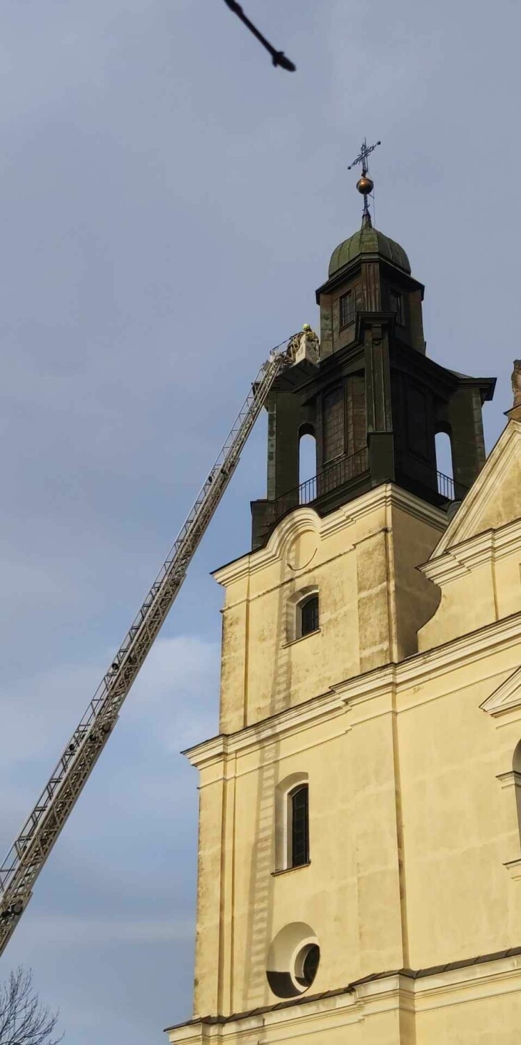 Krzyż na klasztorze w Gidlach się chwieje. Interweniują strażacy [AKTUALIZACJA]