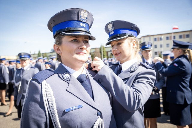 Dwoje policjantów z zawierciańskiego garnizonu odebrało awans policyjny.