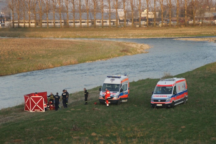 [AKTUALIZACJA] Nowy Targ. Strażacy wyłowili zwłoki z Dunajca [FOTO]
