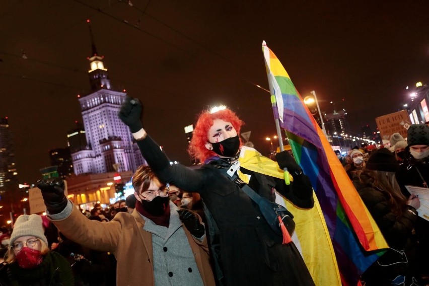 Strajk Kobiet, Warszawa. Policja użyła wobec protestujących gazu łzawiącego. Relacja, zdjęcia, wideo