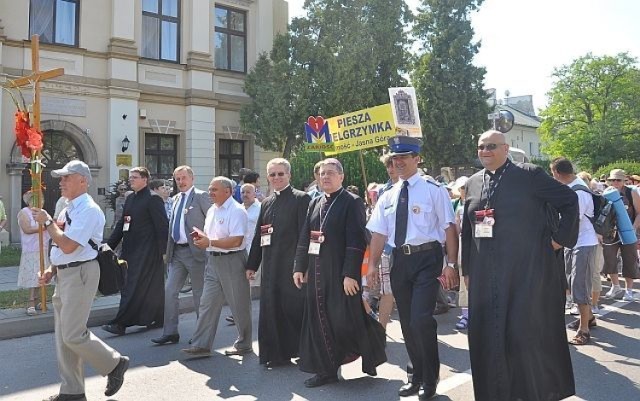 Tradycyjnie pielgrzym&oacute;w do granic miasta odprowadzali m.in. administrator Diecezji Zamojsko-Lubaczowskiej ks. bp Mariusz Leszczyński, prezydent miasta Zamościa Marcin Zamoyski, przewodniczący Rady Miasta Jan W. Matwiejczuk. Fot. Tadeusz Kowalski