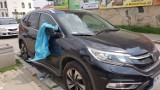 Obrzucili auto śmieciami, na dachu położyli dwa worki odpadów. Policja szuka sprawców