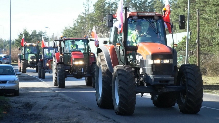 Rolnicy spowalniają ruch na DK793 pomiędzy Siewierzem i...