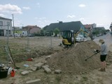 Rewitalizacja centrum Poddębic. Na pl. Kościuszki ruszyły badania archeologiczne. Co powstanie w miejsce zburzonego Handlowca? FOTO