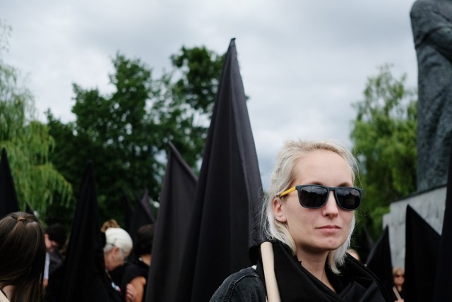 Kilkadziesiąt osób przemaszerowało ulicami Poznania, by zaprotestować przeciw planowanemu zaostrzeniu ustawy aborcyjnej, a jednocześnie udzielić poparcia rodzicom osób niepełnosprawnych, pikietujących na placu Wolności.