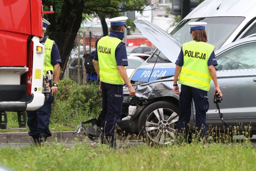 Wypadek na Krzywoustego. Nie działa sygnalizacja, tworzą się ogromne korki [ZDJĘCIA]