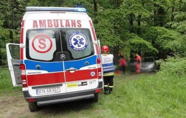 Samochód stał na leśnej drodze pod Tyliczem. Pomoc dotarła zbyt późno. 28-latka już nie żyła