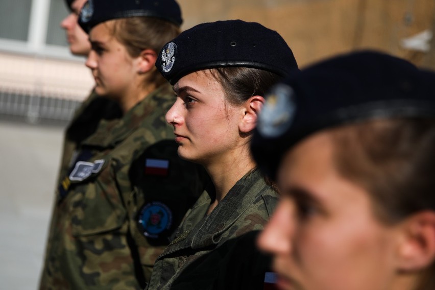 Nowe boiska do koszykówki i siatkówki dla uczniów krakowskiego liceum [ZDJĘCIA]