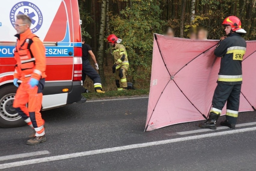 Wypadek między Jezierzycami  Kościelnymi a Gołanicami. Motocykliści z ciężkimi obrażeniami trafili do szpitala [ZDJĘCIA]