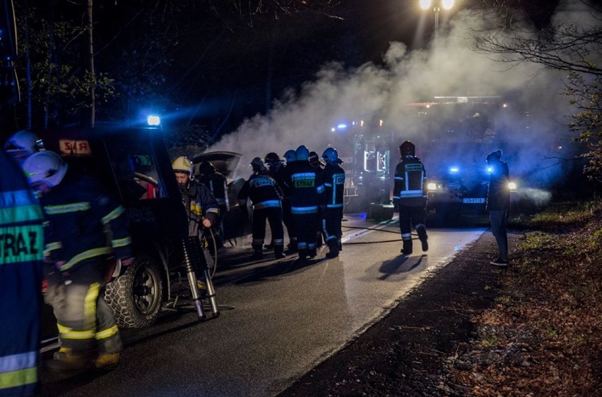 Pożar samochodu w Międzybrodziu Bialskim. Interweniowała straż pożarna [ZDJĘCIA]