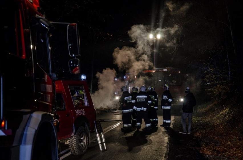 Pożar samochodu w Międzybrodziu Bialskim. Interweniowała straż pożarna [ZDJĘCIA]