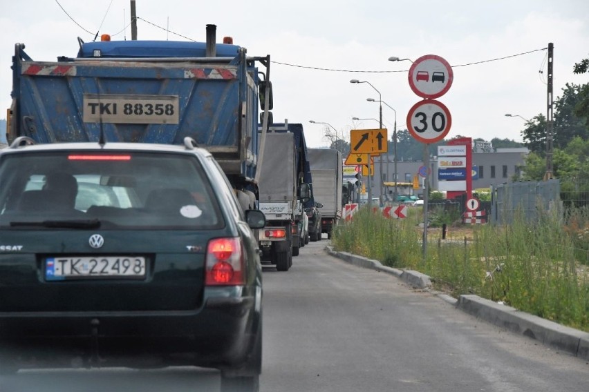 Uwaga kierowcy! Kolejne wahadło na ulicy Witosa w Kielcach. Tworzą się korki [ZDJĘCIA]