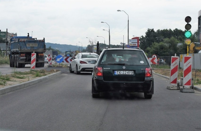 Uwaga kierowcy! Kolejne wahadło na ulicy Witosa w Kielcach. Tworzą się korki [ZDJĘCIA]