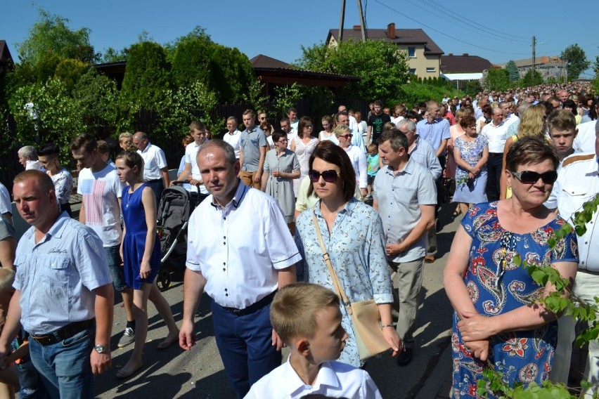 Tłumy parafian wzięły udział w procesji Bożego Ciała w...