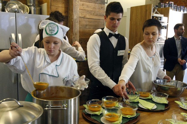 35-lecie Towarzystwa św. Brata Alberta w Łodzi. Z okazji jubileuszu przygotowano kalendarz "Pomagamy ze smakiem", w którym znane osoby prezentują przepisy na swoje ulubione zupy. Krzysztof Kiliański podał przepis na zupę dyniową