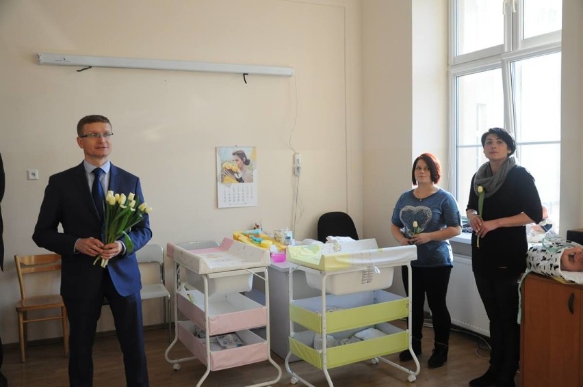 Prezydent Częstochowy rozdawał kwiaty w Dzień Kobiet