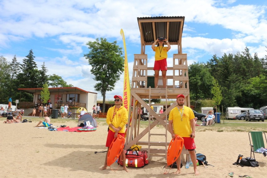 Plaża w Pszczewie gotowa na sezon. O bezpieczeństwo plażowiczów dbają Joanna, Adam i Daniel