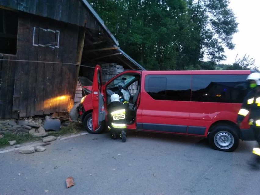 Kicznia. Wypadek z udziałem samochodu marki renault trafic. Kierowca próbował ominąć sarnę [ZDJĘCIA]