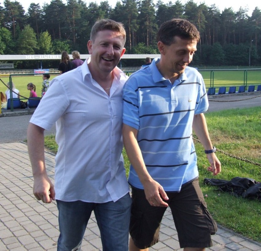Wojciech Madej (z lewej) poklepuje po ramieniu na odchodnym...