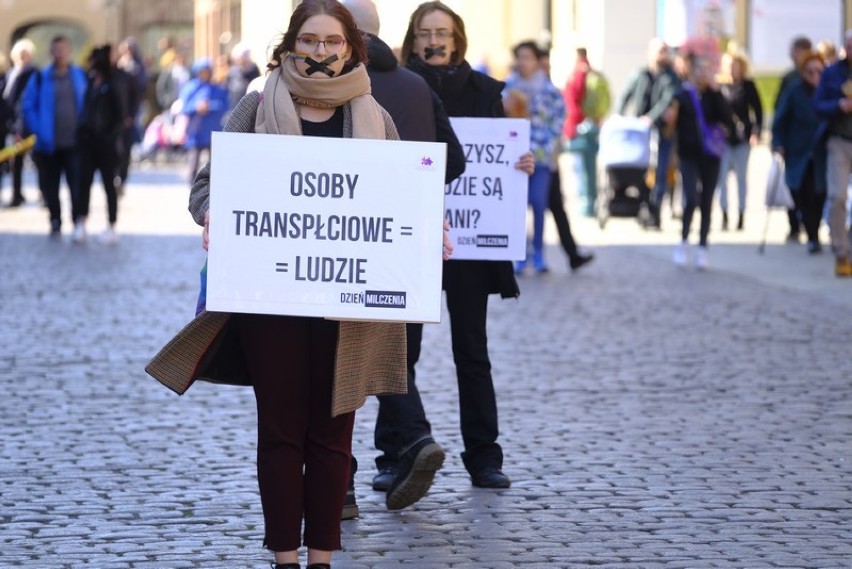 Dzień Milczenia w Toruniu. Tak protestowali przeciwko homofobii ZDJĘCIA