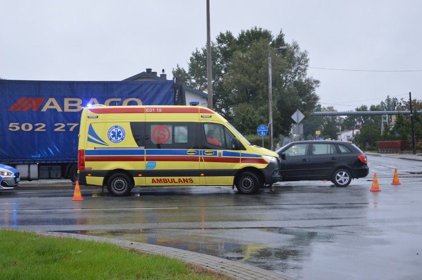 Wypadek na skrzyżowaniu ulic Czerwonej i Skłodowskiej w Skierniewicach. Utrudnienia w ruchu [Zdjęcia]