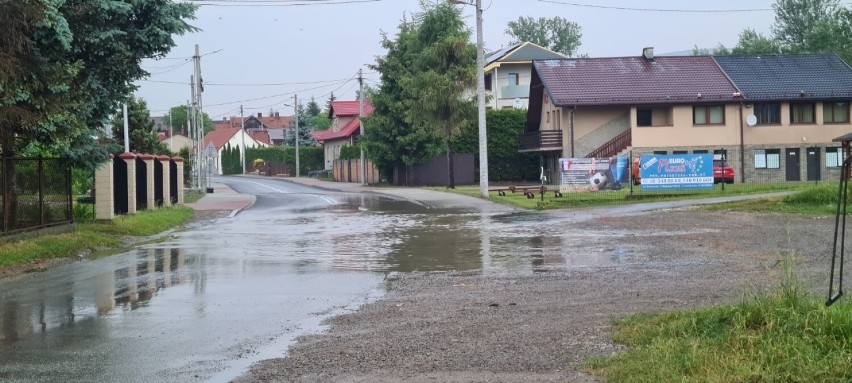 Nowy Sącz. Czemu na wyremontowanej ul. Starowiejskiej dalej pojawiają się ogromne kałuże? Zobacz na zdjęciach