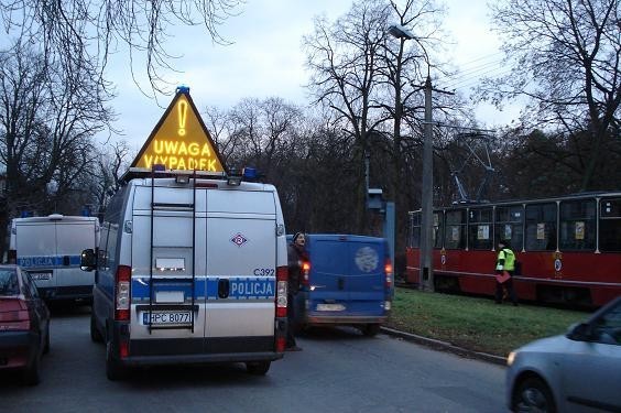 Śmiertelny wypadek na Bydgoskiej w Toruniu. Mężczyzna zginął pod kołami tramwaju [ZDJĘCIA]