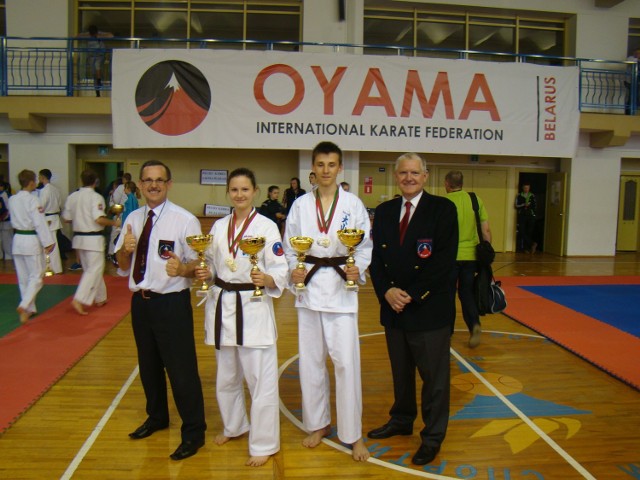 Olkuscy medaliści ze swoim trenerem Kazimierzem Skalniakiem (z lewej).