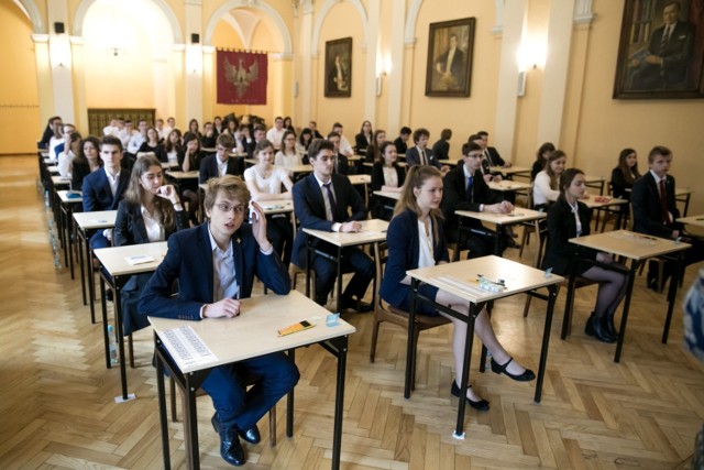 Tak w poprzednich latach wyglądały egzaminy maturalne w I LO w Krakowie. Tym razem będzie inaczej niż zawsze...