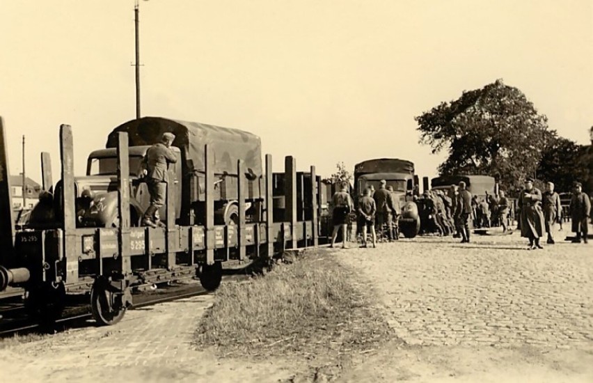 26 sierpnia 1939 roku. Żołnierze ładują transport sprzętu...