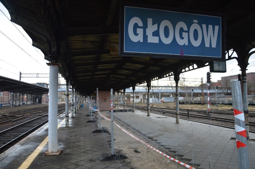 W Głogowie trwa remont peronu nr 1 na dworcu PKP. Wymieniane...